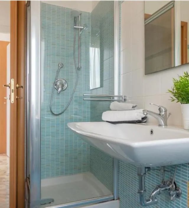 Shower sink with towels and plant bathroom at Pleasant double bedroom in the heart of Pescara in Pescara Student Accommodation