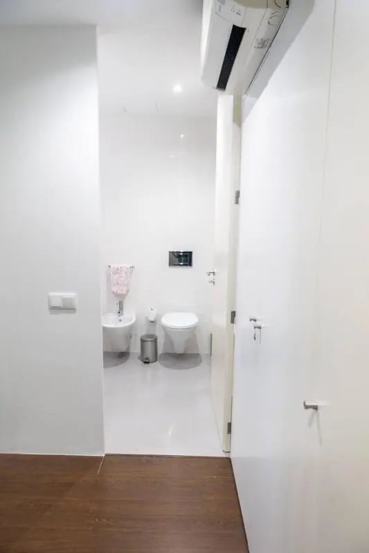 Toilet bidet trash can with wooden floor Bathroom at Elegant and functional studio in the historic center of Guimarães in Guimaraes Student Accommodation