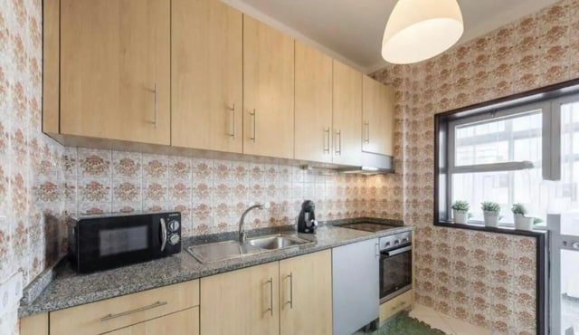 Kitchen with microwave sink oven and cabinets kitchen at Excellent 3-bedroom apartment next to General Torres metro station in Vila Nova De Gaia Student Accommodation