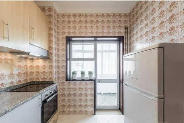 Kitchen cabinets stove oven refrigerator and window kitchen at Excellent 3-bedroom apartment next to General Torres metro station in Vila Nova De Gaia Student Accommodation