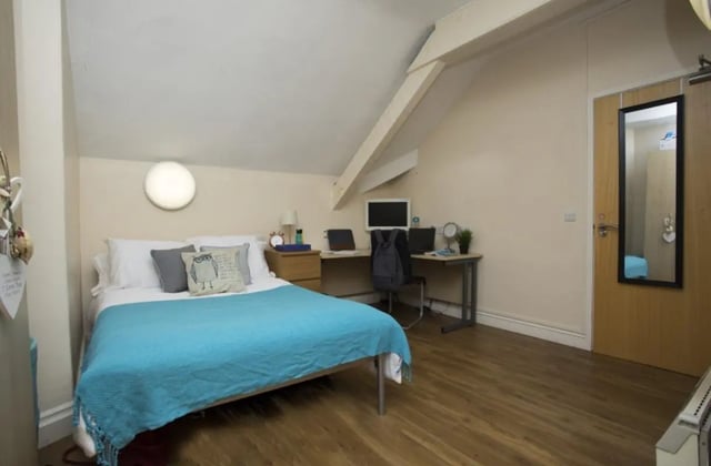 Bed desk mirror and desk Bedroom at Daisybank Villas in Manchester Student Accommodation