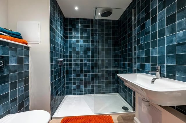 Shower sink towels toilet bathroom at St. Andrew Street in Aberdeen Student Accommodation
