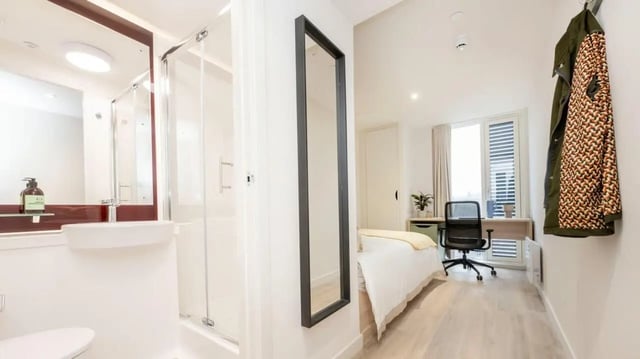 Sink shower mirror bed desk chair bedroom at Parklands in Dundee Student Accommodation