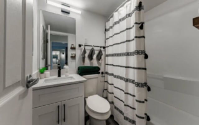 Sink toilet shower curtain and bathtub bathroom at Victory East Lansing in East Lansing Student Accommodation