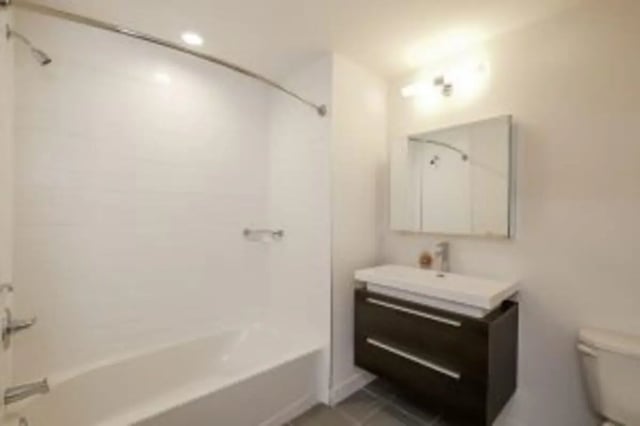 Bathtub vanity mirror and toilet bathroom at Cooper Village in Camden Student Accommodation