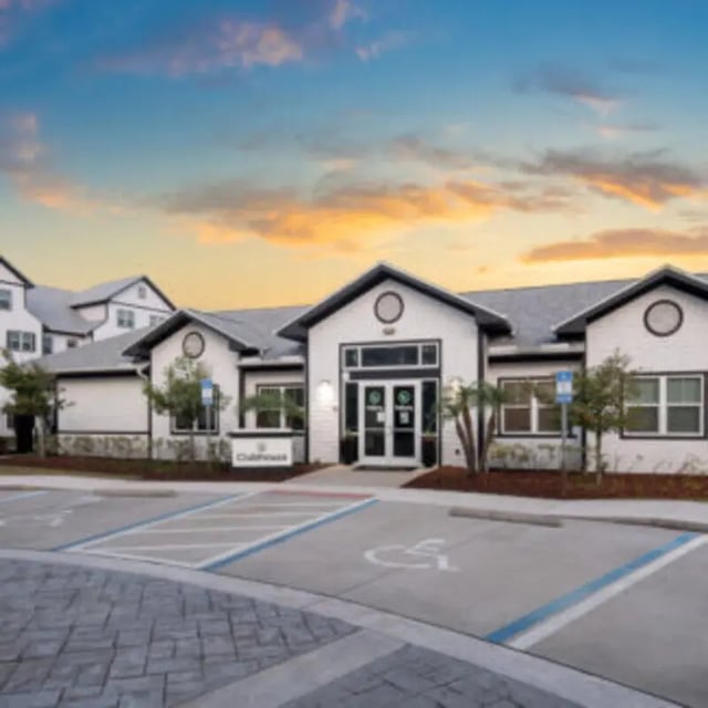 Clubhouse building with parking lot exterior at Bellamy Daytona in Daytona Beach Student Accommodation