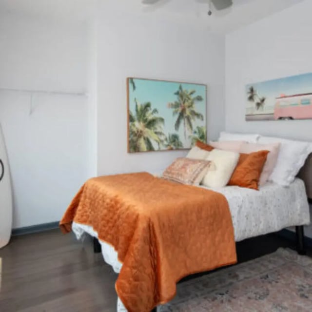 Surfboard bed tropical art orange quilt bedroom at Bellamy Daytona in Daytona Beach Student Accommodation