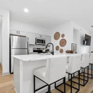 Modern kitchen with island white stools kitchen at Bellamy Milledgeville in Milledgeville Student Accommodation