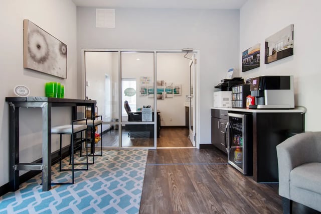 High table with stools coffee station and mini fridge lounge at 800 South in Springfield Student Accommodation