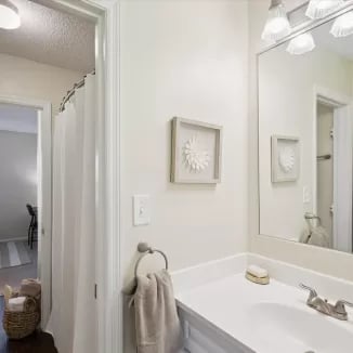 Sink mirror and shower curtain bathroom at Eighteen18 at Southern in Statesboro Student Accommodation