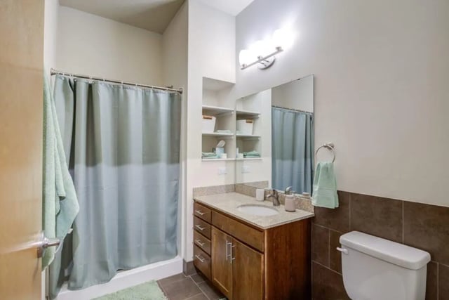 Shower cabinet with mint towels and sink bathroom at The Knoll Dinkytown in Minneapolis Student Accommodation