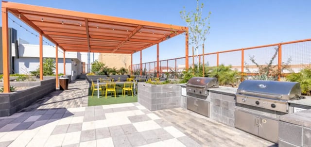 Outdoor grills picnic table and seating area. at Apollo Tempe in Tempe Student Accommodation