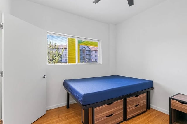 Bed with drawers and window bedroom at Green Spring in San Marcos Student Accommodation