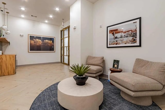 Seating area with coffee table and artwork common area at Hoffler Place in Charleston Student Accommodation