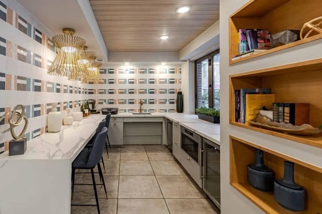 Counter with chairs and shelving communal area at Hoffler Place in Charleston Student Accommodation