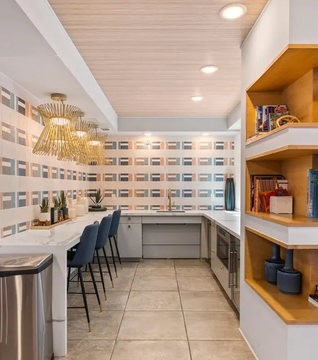 Bar with blue chairs and kitchenette kitchen area at Hoffler Place in Charleston Student Accommodation