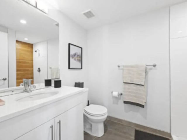 Sink toilet and towels in modern bathroom at The Legacy at Powelton Village in Philadelphia Student Accommodation