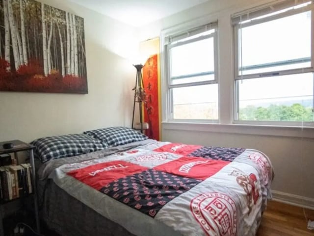 Bed with art and bookshelf bedroom at Lakeside Vista in Ithaca Student Accommodation