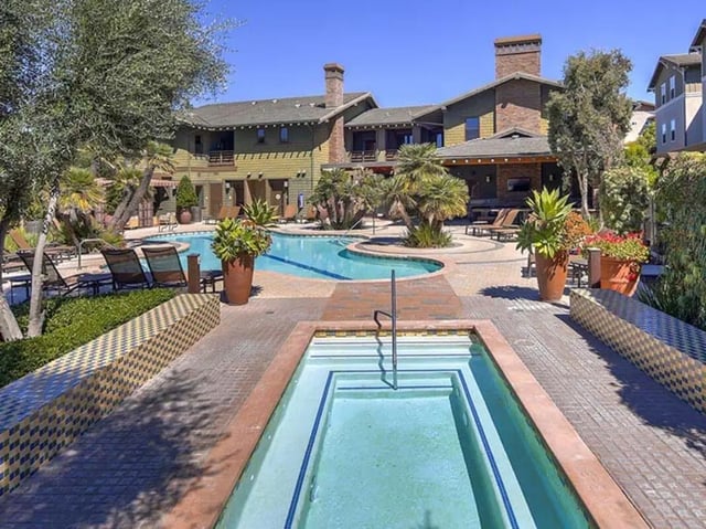 Pool and hot tub with lounge chairs exterior at Camino del Sol in Irvine Student Accommodation