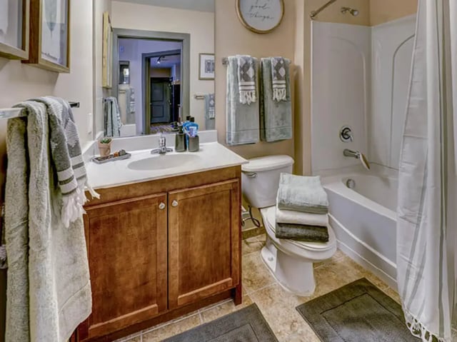 Vanity toilet tub shower towels bath at 1200 West Marshall in Richmond Student Accommodation