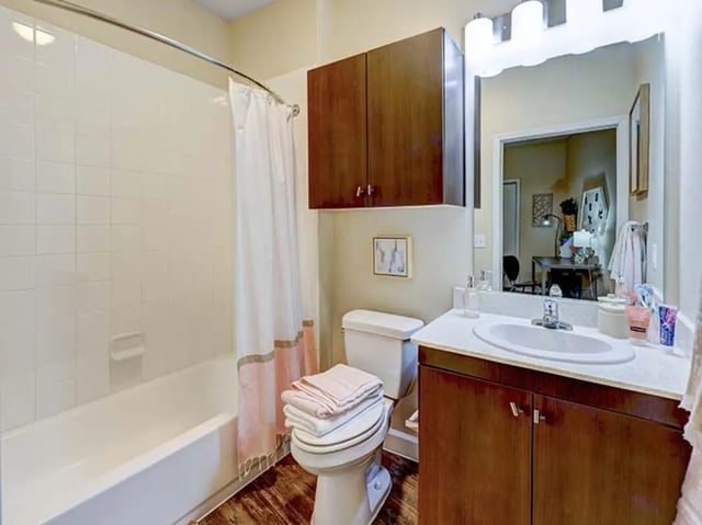 Bathtub toilet vanity and mirror bathroom at Crest at Pearl in Austin Student Accommodation