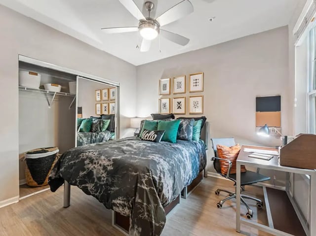 Bed desk closet and ceiling fan bedroom at 601 Copeland in Tallahassee Student Accommodation