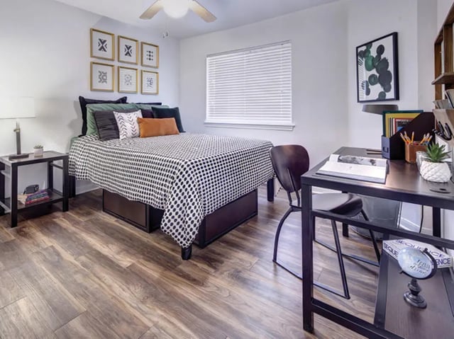 Bed desk and chair in bedroom at Bishops Square in San Marcos Student Accommodation