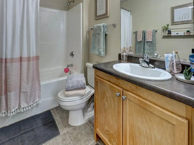 Toilet bathtub towels vanity sink bathroom at 8 1/2 Canal Street in Richmond Student Accommodation