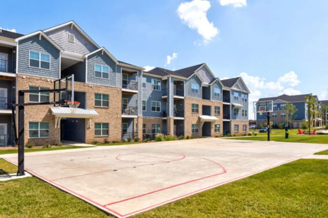 Apartment building with basketball court exterior at Stadium View in Jonesboro Student Accommodation