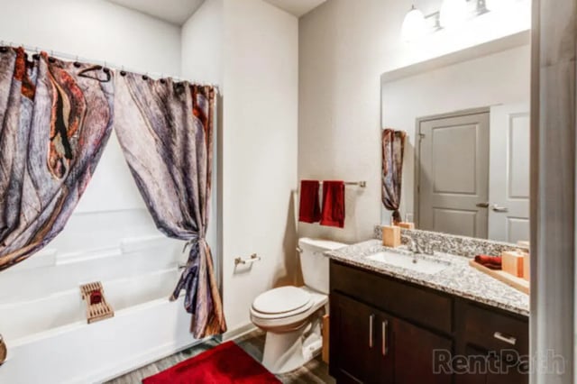Toilet sink bathtub floral shower curtain bathroom at Stadium View in Jonesboro Student Accommodation