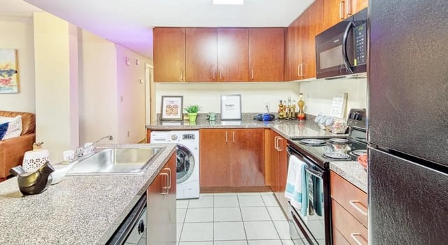 Kitchen with washer and refrigerator kitchen at 100 Midtown in Atlanta Student Accommodation