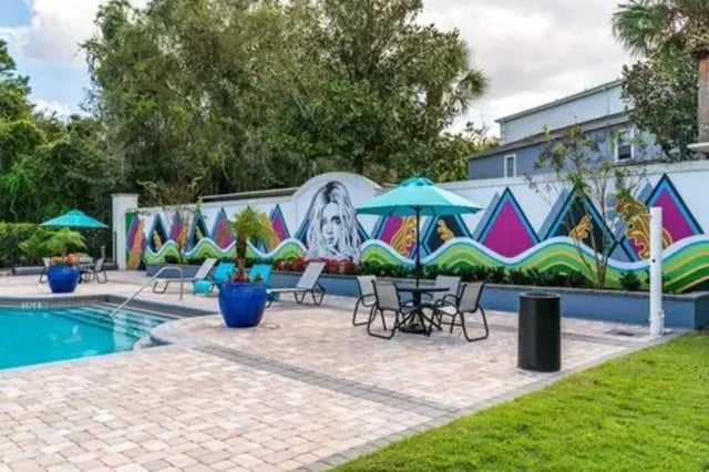 Pool lounge chairs and dining set exterior at Arden Villas in Orlando Student Accommodation