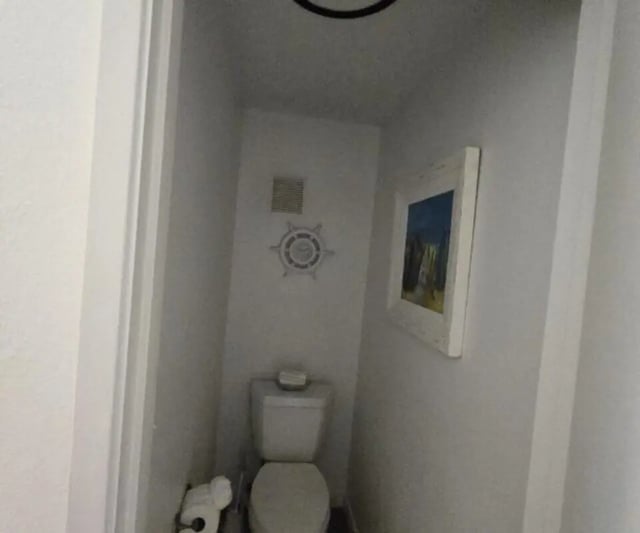 Toilet with decor artwork Bathroom at Capri Eugene Apartments in Eugene Student Accommodation