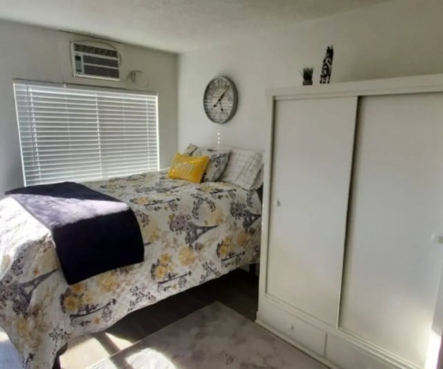 Bed air conditioner blinds clock wardrobe bedroom at Capri Eugene Apartments in Eugene Student Accommodation
