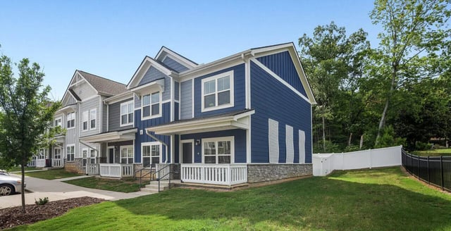 Blue and gray townhouses with porches exterior at Aspen Heights University City in Charlotte Student Accommodation
