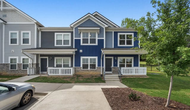 Townhouses with blue siding and white railings exterior at Aspen Heights University City in Charlotte Student Accommodation