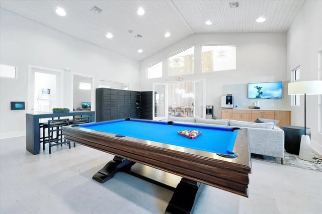 Pool table lockers and seating area lounge at Eagle Landing in Daytona Beach Student Accommodation