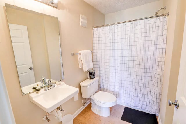 Sink toilet shower curtain with towels Bathroom at Eagles Landing Apartments in Cookeville Student Accommodation