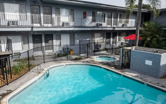 Swimming pool and spa with building exterior at USC Student Housing: Heritage 2353 in Los Angeles Student Accommodation