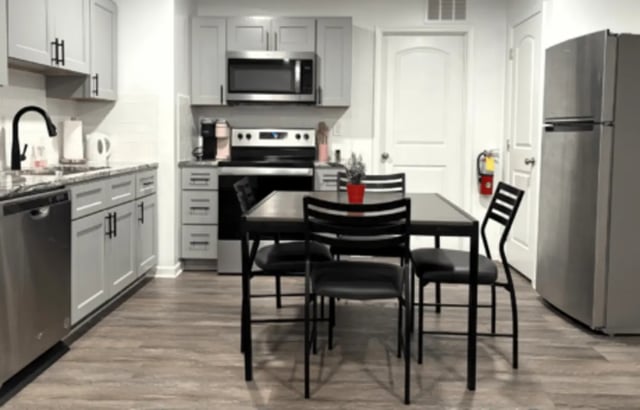 Kitchen with dining table and refrigerator kitchen at Victory Villages in Winston-Salem Student Accommodation