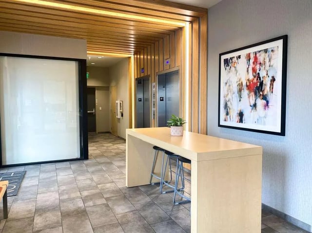 Counter with stools, elevators, and artwork common area at 940 North in Spokane Student Accommodation