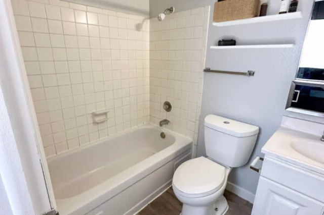 Toilet bathtub shelves and sink bathroom at Cougar Ridge Apartments in Pullman Student Accommodation