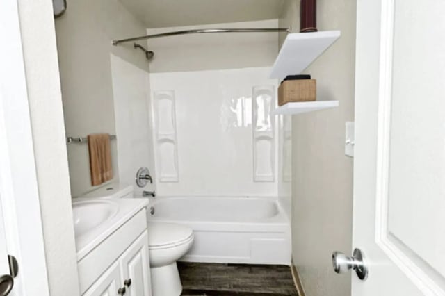 Sink toilet bathtub and towel rack bathroom at Cougar Ridge Apartments in Pullman Student Accommodation