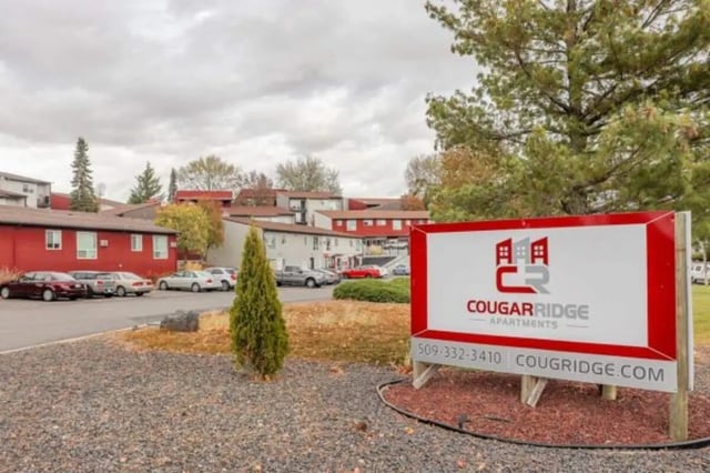 Apartment buildings and sign exterior at Cougar Ridge Apartments in Pullman Student Accommodation