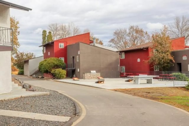 Buildings with picnic tables and ping pong exterior at Cougar Ridge Apartments in Pullman Student Accommodation
