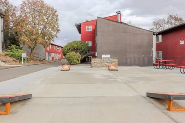 Cornhole boards and picnic tables exterior at Cougar Ridge Apartments in Pullman Student Accommodation