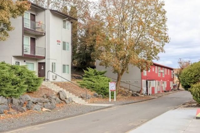 Apartment buildings with balconies and trees exterior at Cougar Ridge Apartments in Pullman Student Accommodation