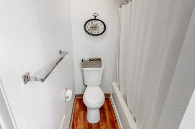 Toilet towel rack and shower curtain Bathroom at Apple Lane Apartments in Lawrence Student Accommodation