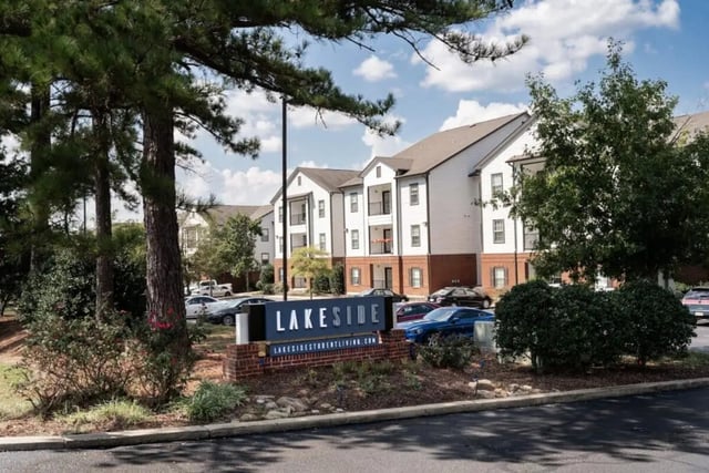 Lakeside apartments sign cars buildings exterior at Lakeside Student Living in Starkville Student Accommodation
