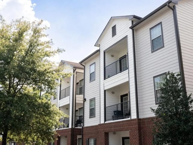 White siding balconies with black railings exterior at Lakeside Student Living in Starkville Student Accommodation